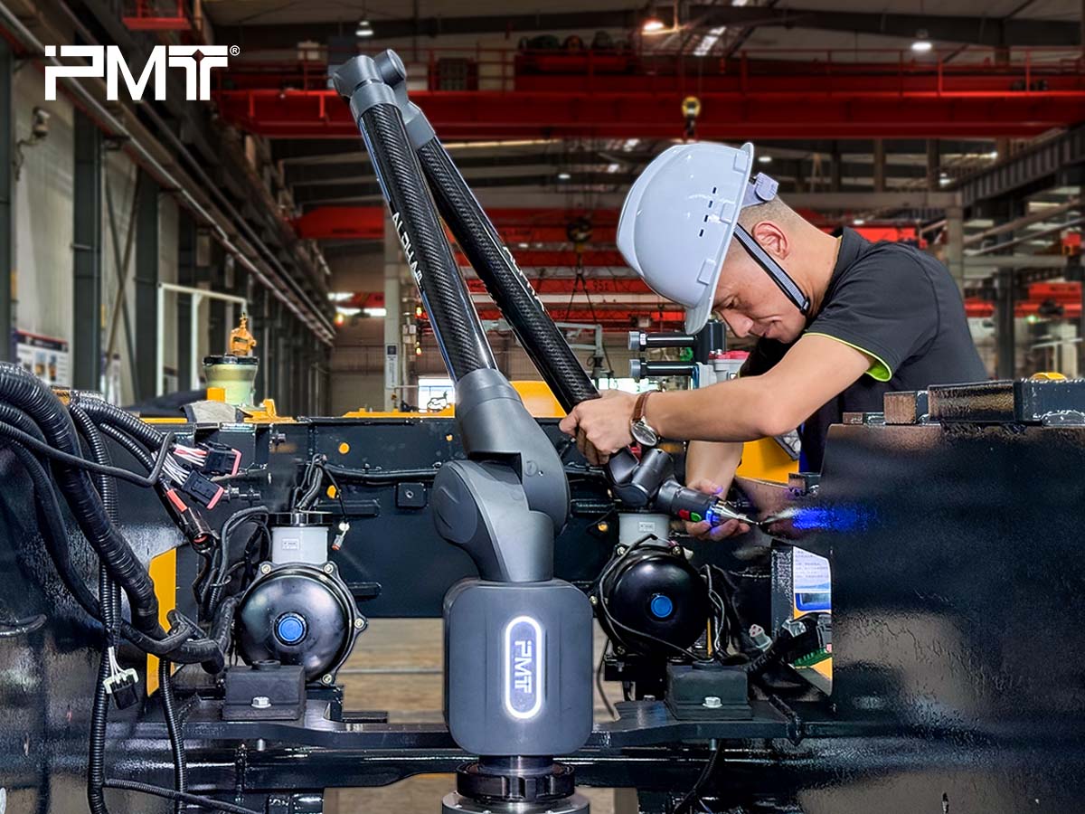 La macchina di misura a coordinate portatile PMT sta ispezionando le posizioni dei fori a bordo macchina.