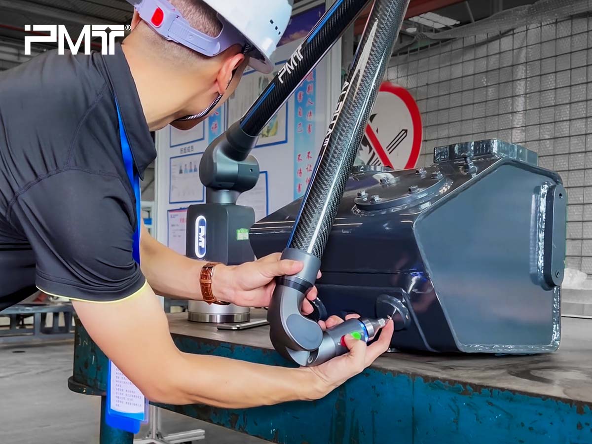 La macchina di misura a coordinate portatile PMT sta ispezionando il serbatoio del carburante.