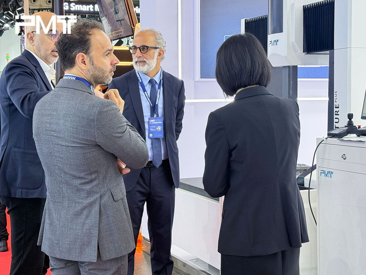 The PMT team is introducing the performance of the coordinate measuring machine to visitors at CCMT2026