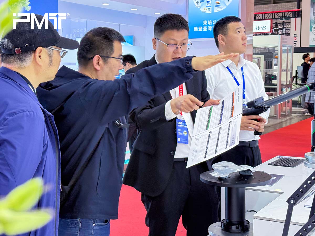 The PMT team is showcasing the portable coordinate measuring machine equipped with blue-light laser scanning at CCMT2026